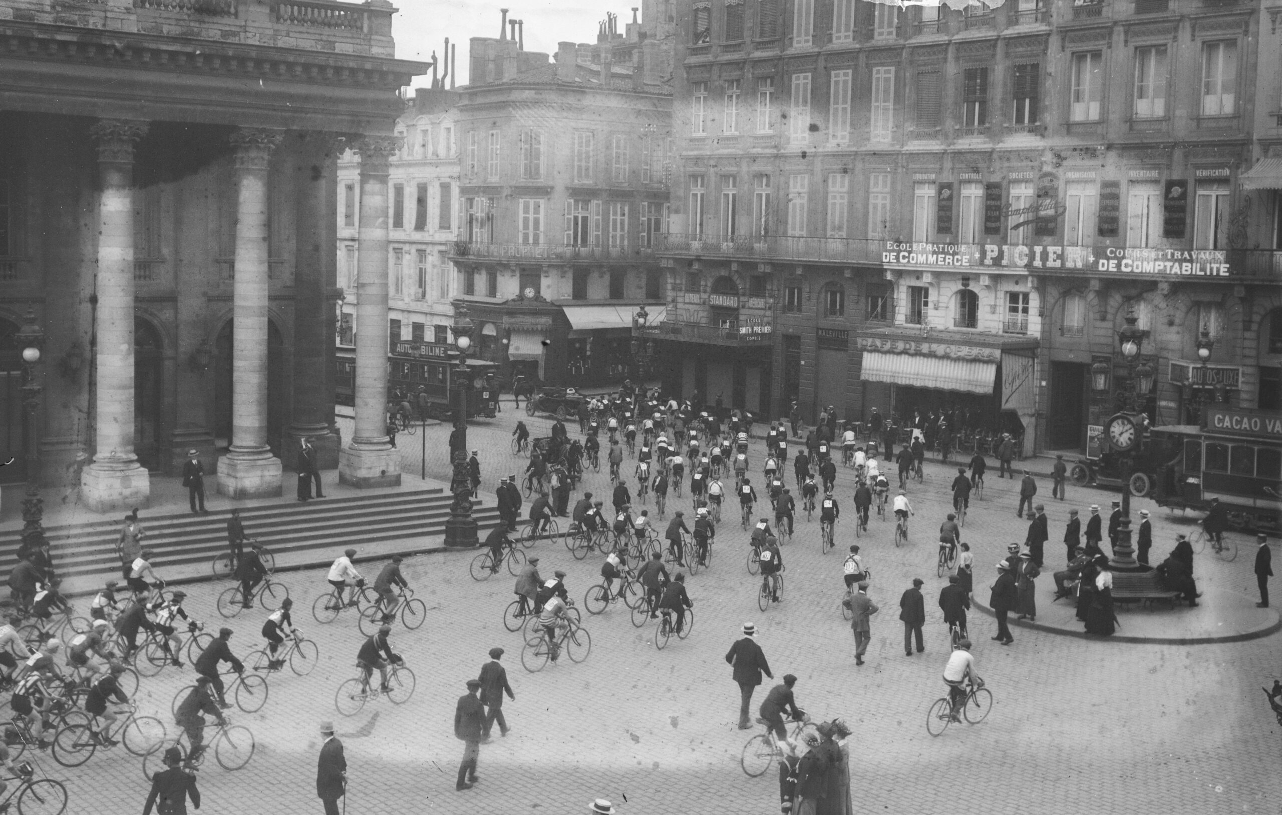 Course de cyclisme, Bordeaux 1913.

© Archives de Bordeaux Métropole, BXM 30 Fi 105