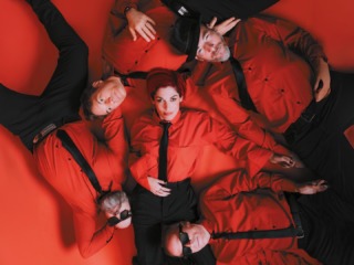 Superbus, Jennifer Ayache et le groupe (photo Laura Gilli)