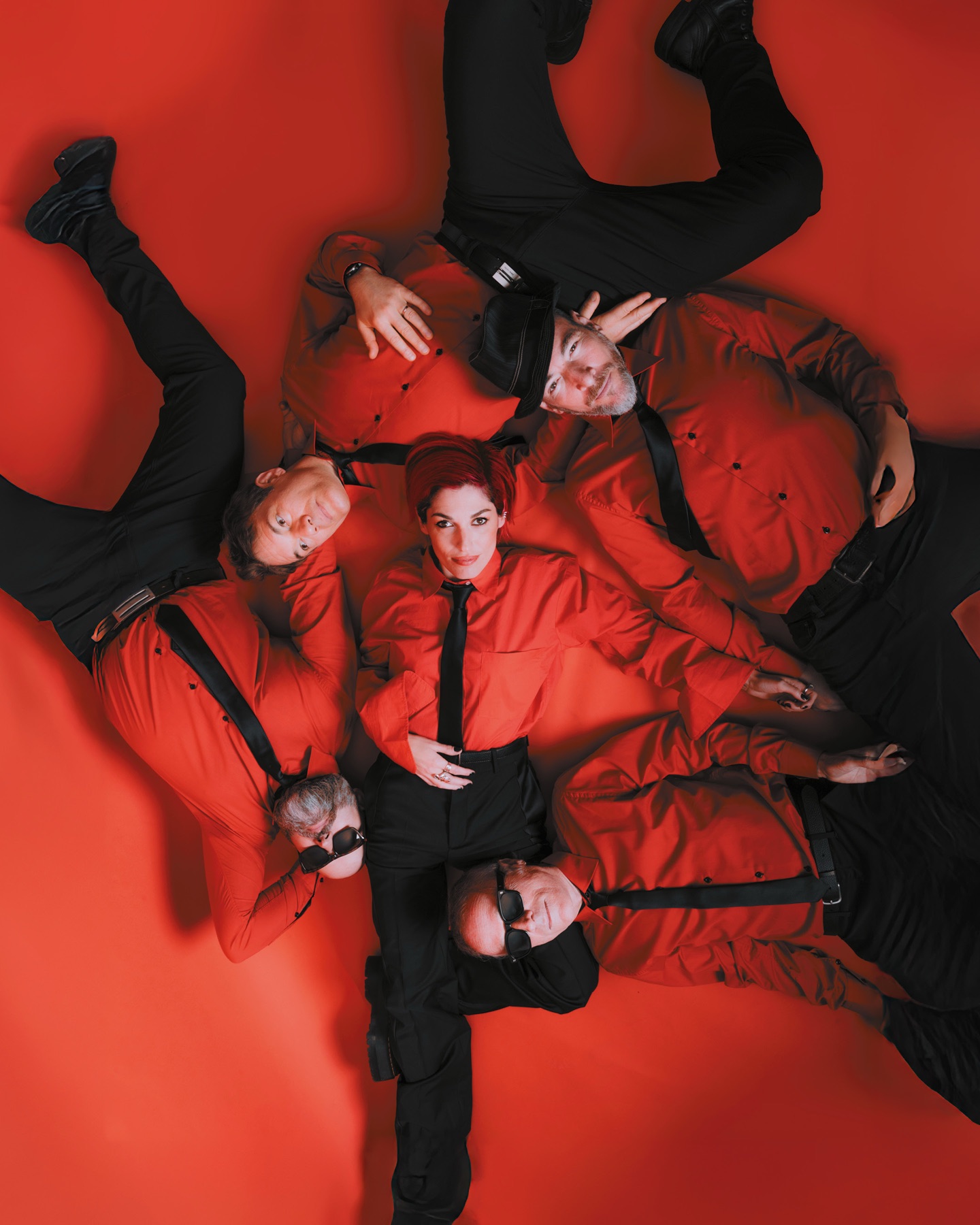 Superbus, Jennifer Ayache et le groupe (photo Laura Gilli)