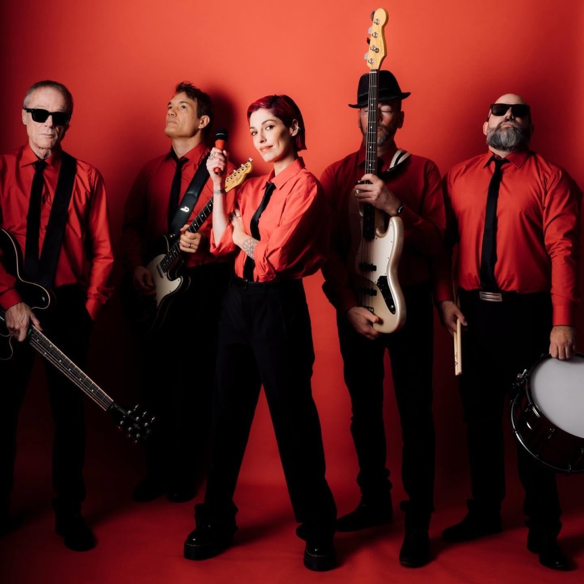 Superbus, Jennifer Ayache et le groupe (photo Laura Gilli)